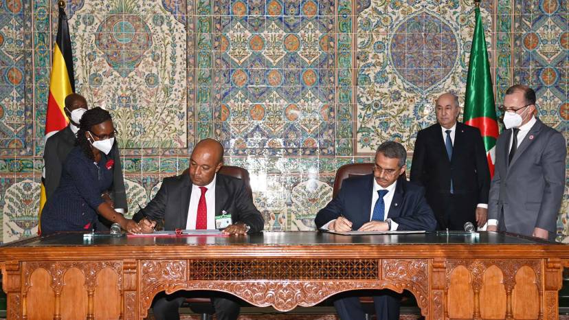 رئيس الجمهورية ونظيره الأوغندي يشرفان على مراسم توقيع اتفاقيات ومذكرات تفاهم
